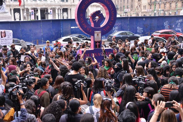 Women during a riots protest in Mexico MEXICO CITY, MEXICO - FEBRUARY 14: Several feminist demonstrators take part a protest against gender-based violence against of women after the murder of Ingrid Escamilla, 25, stabbed to death and then skinned by her partner in the north of Mexico City at Reforma Avenue on February 14, 2020 in Mexico City, Mexico Copyright: xCarlosxTischlerx EYE_1485