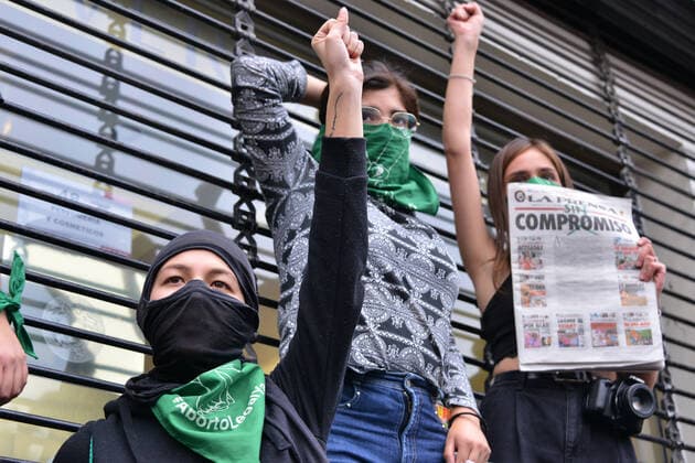 Women during a riots protest in Mexico MEXICO CITY, MEXICO - FEBRUARY 14: Several feminist demonstrators take part a protest against gender-based violence against of women after the murder of Ingrid Escamilla, 25, stabbed to death and then skinned by her partner in the north of Mexico City at Reforma Avenue on February 14, 2020 in Mexico City, Mexico Copyright: xCarlosxTischlerx EYE_1663