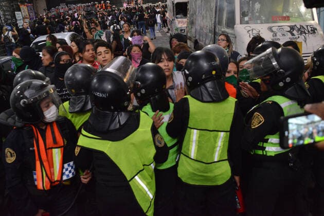 Women during a riots protest in Mexico Several feminist demonstrators take part in a protest against gender-based violence against women after the murder of Ingrid Escamilla, 25, stabbed to death and then skinned by her partner in the north of Mexico City at Reforma Avenue in Mexico City, Mexico Mexico City Mexico Copyright: CarlosxTischler EyepixxGroup
