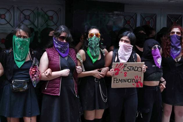 February 14, 2020: EUM20200214SOC29.JPG .CIUDAD DE MEXICO. ProtestProtesta-Feminicidios.- 14 de febrero de 2020. Grupos feministas y encapuchadas se manifestaron afuera del periodico La Prensa en protesta por la publicacion de las imagenes del feminicidio de Ingrid Escamilla; y causaron destrozos. Foto: Agencia EL UNIVERSALDiego Simon SanchezEELG  - ZUMAu78_ 20200214_zaf_u78_074 Copyright: xElxUniversalx