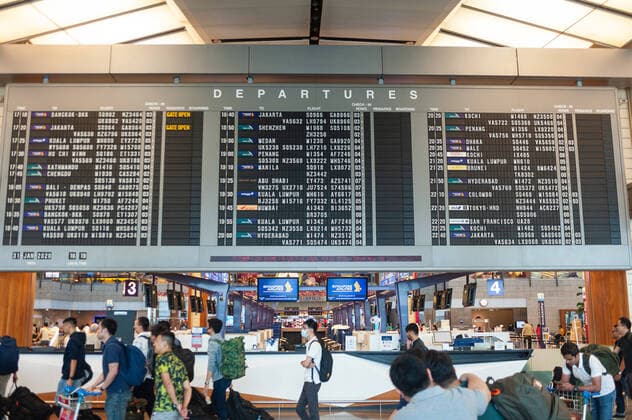 31 01 2020, Singapore, Republic of Singapore, Asia Passengers in front of a flight information board in the departure hall of Terminal 2 at Changi Airport