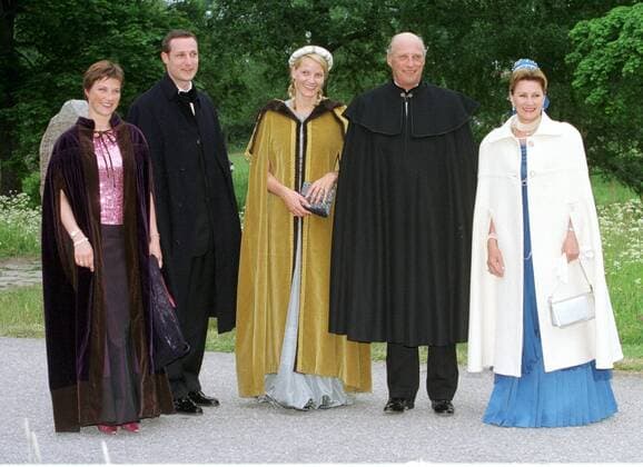 Princess Märtha Louise, crown prince Haakon, princess Mette Marit, king Harald, queen Sonja of Norway Silver wedding anniversary, Gripsholm, Mariefred, 2001 06 18 c Charles Hammarsten IBL The royal couples silver wedding celebrations, Gripsholm, Mariefred, 2001 06 18 Mariefred Sweden royal house Denmark x2492x, Copyright: xCharlesxHammarsten TTx Silver wedding anniversary, Gripsholm, Mariefred, 2001-06-18