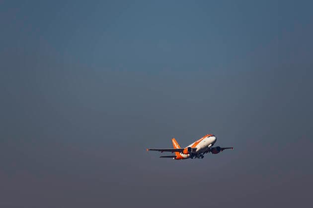 DEU, Germany, Hessen, Frankfurt am Main, 07 02 2020 Airport Fraport, EDDF, FRA, Frankfurt Airport, Rhein Main Airport Aircraft in climb Registration OE LQM, EASYJET EUROPE, AIRBUS A319 111