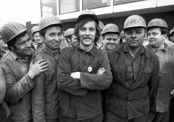 Stahlarbeiter fuer Ostvertraege 1972 DEU, Deutschland, Gelsenkirchen: Umkaempft war die Entspannungspolitik von Willy Brandt und seiner SPD-FDP-Koalition. Spontan gingen Stahlarbeiter in Gelsenkirchen am 27.4.1972 fuer seine Regierung auf die Strasse. DEU, Germany, Gelsenkirchen: The detente policy of Willy Brandt and his SPD-FDP coalition was fought over. Steel workers in Gelsenkirchen spontaneously took to the streets for his government on April 27, 1972. NRW