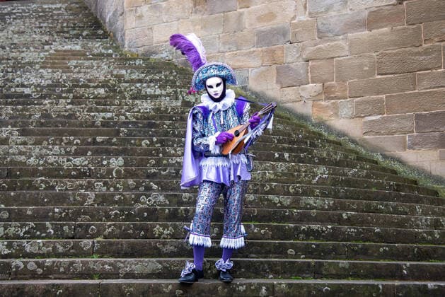 Entertainment Bilder des Tages Fasching, Karneval auf Schwäbisch Haller Art, mit Ihren venezianischen Kostümen und Masken schlendern die Teilnehmer durch die Gassen der Haller Altstadt. Deutschland, Schwaebisch Hall, 16.02.2020, Hallia Venezia - Karneval auf Schwäbisch Haller Art , Altstadt, Marktplatz *** Fasching, Carnival in the Swabian Haller style, with their Venetian costumes and masks the participants stroll through the alleys of the old town of Haller Germany, Schwaebisch Hall, 16 02 2020, Hallia Venezia Carnival in the Swabian Haller style, old town, market place