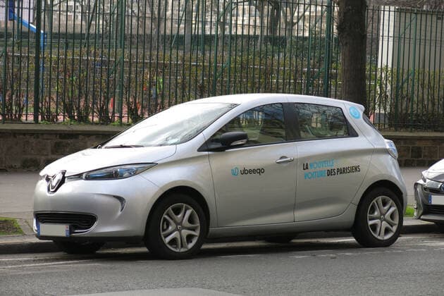 Renault Zoe von Ubeeqo (Europcar Mobility Group, Carsharing, Mietwagen Leihwagen, Elektroauto) parkt am Strassenrand, Paris (Frankreich). *** Renault Zoe from Ubeeqo Europcar Mobility Group, car sharing, car rental, electric car parks at the roadside, Paris France