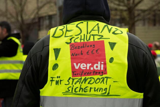 Demonstration, protests by employees and members of the union verdi verdi against the sale and closure of Real markets, Annual General Meeting of MetroGroup, Metro Group, Metro AG, on 14 02 2020 in Duesseldorf,