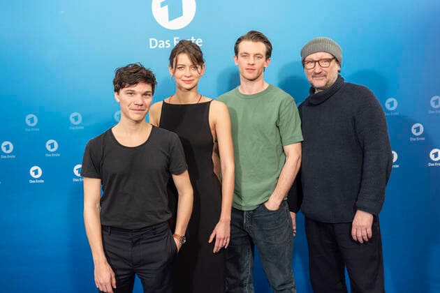 2020 Bilder des Jahres, Entertainment 02 Februar Entertainment Themen der Woche KW08 Entertainment Bilder des Tages Sebastian Urzendowsky,Malgorzata Mikolajczak ,Sebastian Urzendowsky ,Jannis Niewöhner, Rainer Bock Was ist wichtiger, Pflicht oder Gewissen? Was bedeuten Freundschaft und Liebe in einer aus den Fugen geratenen Welt? Diese aktuellen Fragen wirft Siegfried Lenz in seinem postum veröffentlichten Bestseller Der Überläufer auf. Das Erste zeigt die Verfilmung als Zweiteiler am Mittwoch, 8. April, und Karfreitag, 10. April 2020, jeweils um 20:15 Uhr. Der Überläufer ist eine Produktion der Dreamtool Entertainment GmbH, gefördert vom FilmFernsehFonds Bayern, MFG Baden-Württemberg und Polish Film Institute im Auftrag von NDR, ARD Degeto und SWR für Das Erste. im letzten Kriegssommer 1944 kehrt der junge Wehrmachtssoldat Walter Proska an die Ostfront zurück und muss sich einer Handvoll Soldaten anschließen, die im Niemand