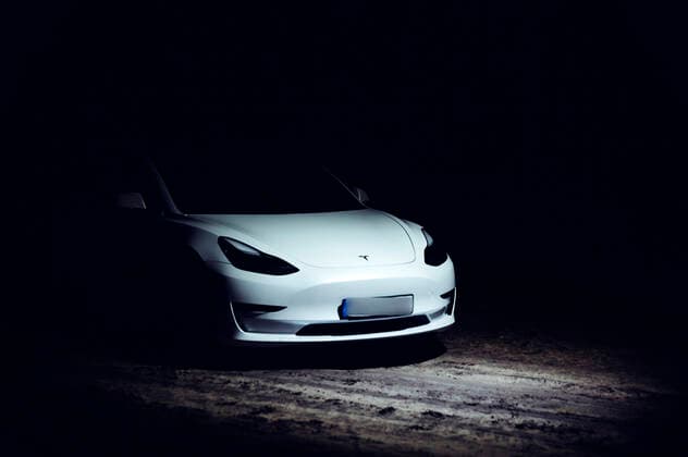 A Tesla Model 3, illuminated by a drone, standing on a forest road near Grünheide Grünheide, 19 01 2020 Foto:xF.xBungertx xFuturexImage