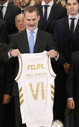 Spain s King Felipe VI (C) receives Real Madrid Basketball team after winning the Basketball King s Cup during a reception held at Zarzuela Palace in Madrid, Spain, 17 February 2020. Real Madrid won Unicaja last 16 February during the final of the Basketball King s Cup tournament held in Malaga. Spain s King Felipe VI receives Real Madrid Basketball team after winning the Basketball King s Cup !ACHTUNG: NUR REDAKTIONELLE NUTZUNG!  Copyright: xJavierxLizónx GRAF1935 20200217-637175644253959392