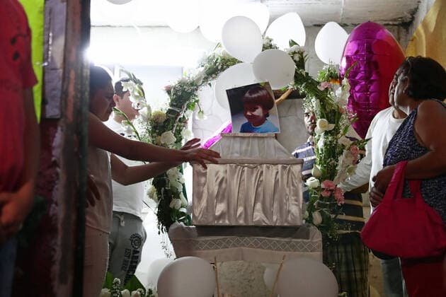 February 17, 2020 EUM20200217SOC36 JPG MEXICO CITY, Femicide Feminicidio CDMX February 17, 2020 Aspects of the delivery of the remains of the murdered child Fatima to her home, where relatives, neighbors and friends were waiting for her to say goodbye, in a climate of deep consternation in the town of Tulyehualco, in the municipality of Xochimilco, south of Mexico City Photo Agency EL UNIVERSAL Diego  - ZUMAu78_ 20200217_zaf_u78_051 Copyright: xDiegoxSimonxSanchezx