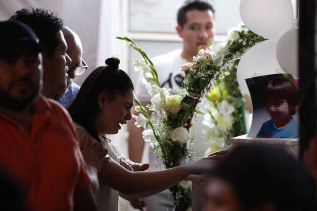 February 17, 2020: EUM20200218SOC01.JPG .CIUDAD DE MEXICO, Femicide Feminicidio-CDMX.- 17 febrero 2020. Aspectos de la entrega de los restos de la menor asesinada Fatima a su casa, donde familiares, vecinos y amigos le esperaban para darle el ultimo adios, en un clima de profunda consternacion en el pueblo Tulyehualco, en la alcaldia Xochimilco, al sur de la Ciudad de Mexico. Foto: Agencia EL UNIVERSAL Diego Simon Sanchez AFBV  - ZUMAu78_ 20200217_zaf_u78_087 Copyright: xValentexRosasx