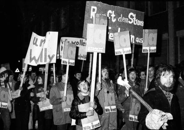 Demonstration fuer SPD FDP-Regierung 1972 DEU, Deutschland, Bonn: Anhaenger und Freunde der Regierungskoalition der SPD FDP demonstrierten am 26.4.1972 in Bonn mit einem Fackelmarsch und Kundgebung fuer die Regierung und die Ratifizierung der Ostvertraege. DEU, Germany, Bonn: Supporters and friends of the governing coalition of the SPD FDP demonstrated on 26 April 1972 in Bonn with a torch-lit march and rally in favour of the government and the ratification of the Eastern Treaties. NRW
