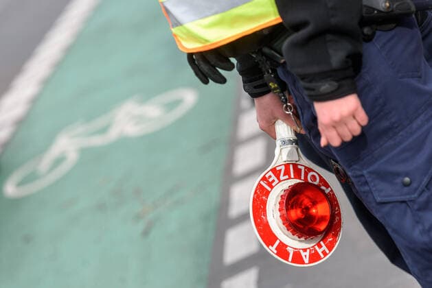 Traffic control by the Berlin police as part of the Berlin Road Safety Days The police monitor parking or stopping on cycle paths and right turns of vehicles and possible danger to cyclists snapshot photography F Boillot