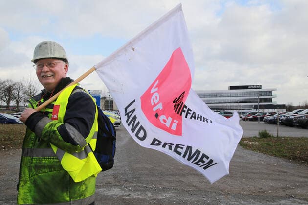 18.02.2020 Holzwickede, Kreis Unna Hafenarbeiter vom Rhenus Weserport Bremen protestieren vor der Rhenus Hauptverwaltung in Holzwickede. (Warnstreik) Direkt vor der Hauptverwaltung demonstrierten immer kleine Delegationen, der Haupttreffpunkt war ein Parkplatz in Sichtweite der Firmengebäude. *** 18 02 2020 Holzwickede, District of Unna Harbor workers from Rhenus Weserport Bremen protest in front of the Rhenus head office in Holzwickede Warning strike Small delegations were always demonstrating directly in front of the head office, the main meeting point was a parking lot within sight of the company buildings