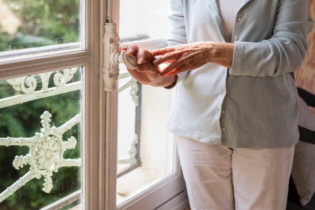 Creative Highlights Symbolfotos Senior woman standing near window Copyright: FrédéricxCirou B71395237