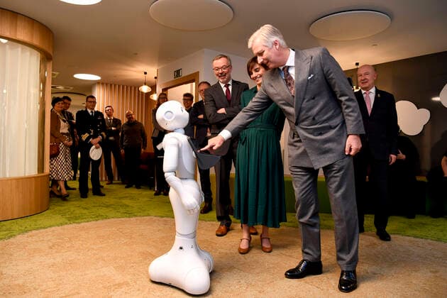 2020 Bilder des Jahres, Entertainment 02 Februar Entertainment Themen der Woche KW08 Entertainment Bilder des Tages RSZ-ONSS administrator-general Koen Snyders and King Philippe - Filip of Belgium touches the screen of a humanoid robot during a visit of Belgian king to the Rijksdienst voor Sociale Zekerheid - Office national de securite sociale - National Social Security Office at the occasion of the 75th anniversary of the institution, in Brussels, Tuesday 18 February 2020.  DIRKxWAEM 2476425