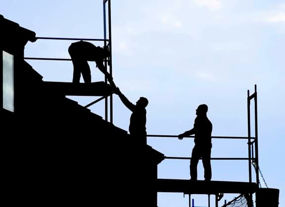 Dachdeckerarbeiten an einem Reihenhaus in Bremen. *** Roofing work on a row house in Bremen