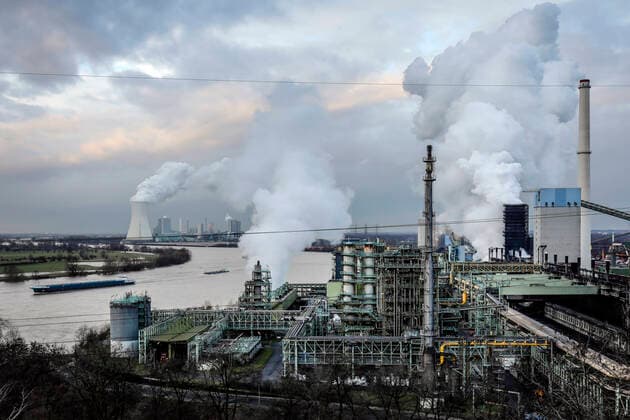 IMAGO Nature: Unsere Erde, Energiequellen, Kohlekraftwerke 13.02.2020, Duisburg, Ruhrgebiet, Nordrhein-Westfalen, Deutschland - ThyssenKrupp Steel Europe, KBS Kokerei Schwelgern am Rhein in Duisburg-Marxloh, hinten das STEAG Heizkraftwerk Walsum, ein Steinkohlekraftwerk in Duisburg-Walsum. Duisburg Nordrhein-Westfalen Deutschland *** 13 02 2020, Duisburg, Ruhr area, North Rhine-Westphalia, Germany ThyssenKrupp Steel Europe, KBS Schwelgern am Rhein coking plant in Duisburg Marxloh, at the back the STEAG combined heat and power plant Walsum, a coal-fired power plant in Duisburg Walsum Duisburg North Rhine-Westphalia Germany