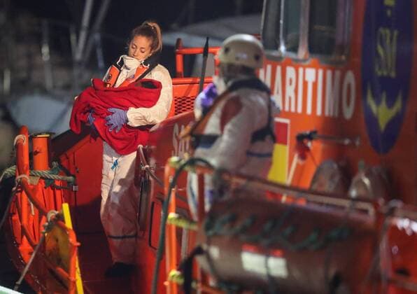 2020 Bilder des Jahres, News 02 Februar News Themen der Woche KW08 News Bilder des Tages A Sea Rescue member carry a nine months old baby as she arrives to Arguineguin Port in Gran Canaria, Canary Islands, Spain, 18 February 2020. Twenty-five migrants were rescued when they sailed on a canoe fifty-five kilometres from Gran Canaria Island. TWENTY-FIVE MIGRANTS ARRIVE TO ARGUINEGUIN PORT !ACHTUNG: NUR REDAKTIONELLE NUTZUNG!  Copyright: xElviraxUrquijoxA.x GRAFCAN1113 20200219-637176749686952044