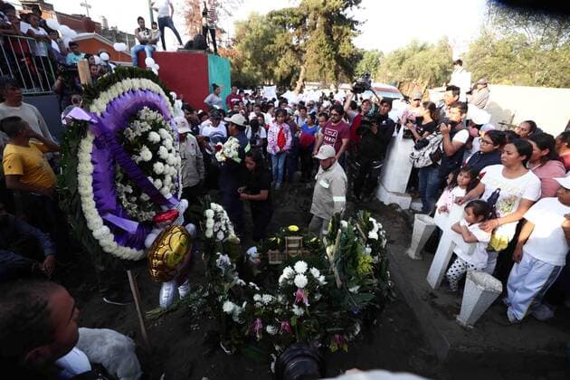 February 18, 2020 EUM20200218SOC33 JPG CIUDAD DE MEXICO, FemicideFeminicidio CDMX February 18, 2020 Family and friends during the funeral of girl Fatima in Tuyehualco, Xochimilco City Hall Photo Agency EL UNIVERSALDiego Simon SanchezEELG  - ZUMAu78_ 20200218_zaf_u78_066 Copyright: xElxUniversalx