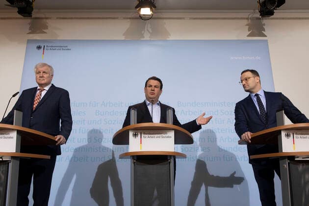 2020 Bilder des Jahres, News 02 Februar News Themen der Woche KW08 News Bilder des Tages Deutschland, Berlin, Bundesministerium für Arbeit und Soziales, Presseraum, Pressekonferenz von Arbeitsminister Hubertus Heil SPD, Gesundheitsminister Jens Spahn CDU und Innenminister Horst Seehofer CSU, Thema Kabinettbefassung zur Grundrente, 19.02.2020 *** Germany, Berlin, Federal Ministry of Labour and Social Affairs, press room, press conference by Labour Minister Hubertus Heil SPD, Health Minister Jens Spahn CDU and Interior Minister Horst Seehofer CSU, on the subject of cabinet involvement in basic pensions, 19 02 2020