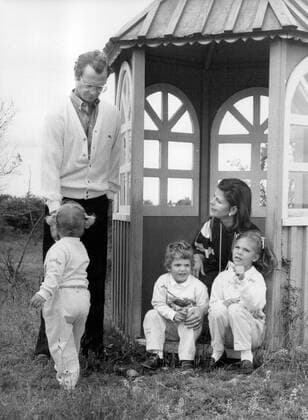 Borgholm 1984-06-27 Kungafamiljen med kung Carl XVI Gustaf och drottning Silvia samt barnen Madeleine, Carl Philip och Victoria fotograferade pa Solliden pa Öland Borgholm Sverige ROYAUTOPUSH x12014x *** Borgholm 1984 06 27 The royal family with King Carl XVI Gustaf and Queen Silvia and the children Madeleine, Carl Philip and Victoria photographed at Solliden on Öland Borgholm Sweden ROYAUTOPUSH x12014x,  Copyright: xAndersxHolmström SvD TTx KUNGAFAMILJEN SOLLIDEN