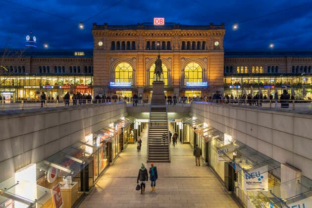 DEU, Germany, Lower Saxony, Hannvoer, 16 02 2020 Hanover Central Station with Ernst August Monument, equestrian statue in honour of the sovereign of the former Kingdom of Hanover, King Ernst August Bahnhofstraße, including the Niki de Saint Phalle Promenade
