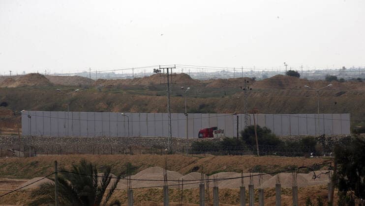 2020 Bilder des Jahres, News 02 Februar News Themen der Woche KW08 News Bilder des Tages A picture taken in Rafah in the southern Gaza Strip at the border with Egypt shows a concrete wall under construction on the Egyptian side of the border on Wednesday, on February 19, 2020. Egypt has begun building a concrete wall along its border with Gaza, security source said. the Rafah crossing with Egypt, the only gateway out of Gaza that does not lead into Israel. The wall is being built along the lines of an old, lower barrier that includes an underground structure designed to curb smuggling tunnels between Gaza and Egypt.  6 IsmaelxMohamad
