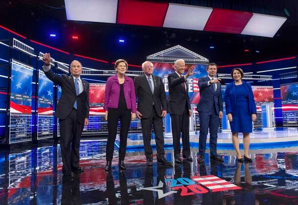 2020 Bilder des Jahres, News 02 Februar News Themen der Woche KW08 News Bilder des Tages Feb.19, 2020 - Las Vegas, Nevada, U.S. - From left, Democratic presidential candidates MICHAEL BLOOMBERG, ELIZABETH WARREN, BERNIE SANDERS, JOE BIDEN, PETE BUTTIGIEG and AMY KLOBUCHAR pose for photographers ahead of the NBC News & MSNBC Democratic Debate at Paris Las Vegas. Las Vegas U.S. - ZUMAce6_ 20200219_zaf_ce6_003 Copyright: xBrianxCahnx