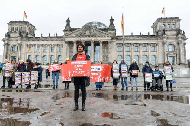 2020 Bilder des Jahres, News 02 Februar News Themen der Woche KW08 News Bilder des Tages Berlin, 19.02.2020 Aktivisten der internet-Petitionsplattform Change.org protestieren vor dem Bundestag für den Erhalt der Gemeinnützigkeit-Status und entsprechend Steuerbegünstigung für ihre Spende. Foto: Florian Boillot FlorianxBoillot *** Berlin, 19 02 2020 Activists of the internet petition platform Change org protest in front of the Bundestag for the preservation of the non-profit status and corresponding tax relief for their donation Photo Florian Boillot FlorianxBoillot