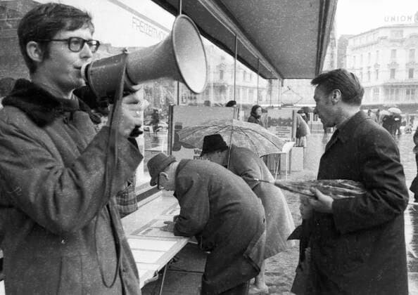 Aktion 100.000 mit Unterschriften fuer Ostvertraege 1972 DEU, Deutschland, Dortmund: Zur Unterstuetzung der Ratifizierung der Ostvertraege durch die SPD FDP-Koalition wandte sich die Aktion 100.000 mit einer Unterschriftenkampagne an die Oeffentlichkeit wie hier am 23.4.1972 in Dortmund. DEU, Germany, Dortmund: To support the ratification of the Eastern Treaties by the SPD FDP coalition, the Aktion 100.000 turned to the public with a signature campaign like here on 23.4.1972 in Dortmund. NRW