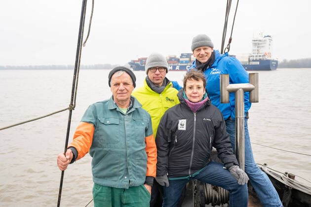 Abnahme der Stinte durch Drübung des Elbwassers - Elbfischer Lothar Buckow, BUND Hamburg, NABU Hamburg und WWF laden zur besonderen Stint-Fahrt auf der Elbe ein, um auf die aktuelle Entwicklung des seit mehreren Jahren einbrechenden Stint-Bestands in der Tideelbe hinzuweisen - - Lothar Buckow, Elbfischer, Manfred Braasch, BUND Hamburg, Beatrice Claus, WWF, Malte Siegert, NABU Hamburg (von links);Elbfischer Lothar Buckow, BUND Hamburg, NABU Hamburg und WWF laden zur besonderen Stint-Fahrt auf der Elbe ein, um auf die aktuelle Entwicklung des seit mehreren Jahren einbrechenden Stint-Bestands in der Tideelbe hinzuweisen -, Schleswig-Holstein Hamburg Deutschland Elbe vor Wedel *** The smelting of the Elbe water by practising the Elbe water Elbe fisherman Lothar Buckow, BUND Hamburg, NABU Hamburg and WWF invite to a special smelting
