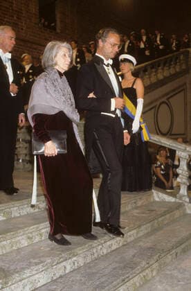 NADINE GORDIMER sydafrikansk författare Nobelvinnare 1991 med kungen vid nobelmiddagen Dia 12471 kungahus Sverige x2514x *** NADINE GORDIMER South African writer Nobel winner in 1991 with the king at Nobel dinner Dia 12471 royal house Sweden x2514x,  Copyright: xTTxImagex xIBLx Roger Tillberg