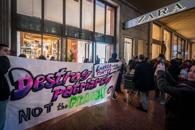 Milan. Flashmob from Zara in progress vittorio emanuele organized by Non Una Di Meno coordination of student collectives against Fashion Week (Carlo Cozzoli Fotogramma, Milan - 2020-02-20) p.s. la foto e utilizzabile nel rispetto del contesto in cui e stata scattata, e senza intento diffamatorio del decoro delle persone rappresentate  Copyright: xCarloxCozzolix xFOTOGRAMMAx