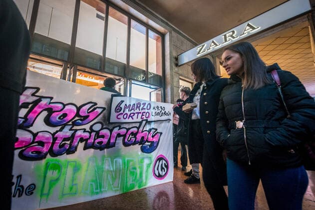 Milan. Flashmob from Zara in progress vittorio emanuele organized by Non Una Di Meno coordination of student collectives against Fashion Week (Carlo Cozzoli Fotogramma, Milan - 2020-02-20) p.s. la foto e utilizzabile nel rispetto del contesto in cui e stata scattata, e senza intento diffamatorio del decoro delle persone rappresentate  Copyright: xCarloxCozzolix xFOTOGRAMMAx