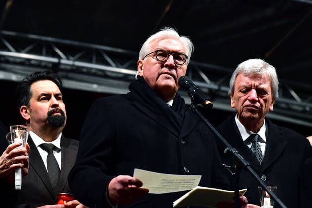 2020 Bilder des Jahres, News 02 Februar News Themen der Woche KW08 Bundespräsident besucht Hanau Vorsitzender des Zentralrats der Muslime Aiman Mazyek, links - Bundepräsident Frank-Walter Steinmeier, mitte - Ministerpräsident Volker Bouffier Bundespräsident Frank-Walter Steinmeier nimmt er an der Mahnwache der Stadt auf dem Hanauer Marktplatz teil und spricht dort Gedenkworte. Der Bundespräsident wird begleitet vom stellvertretenden Vorsitzenden des Ausländerbeirats der Stadt Hanau, Robert Erkan, und vom Vorsitzenden des Zentralrats der Muslime, Aiman Mazyek. An der Mahnwache auf dem Hanauer Marktplatz nimmt auch der Präsident des Zentralrats der Juden in Deutschland, Josef Schuster teil. *** Federal President visits Hanau Chairman of the Central Council of Muslims Aiman Mazyek, left Federal President Frank Walter Steinmeier, centre Prime Minister Volker Bouffier Federal President Frank Walter xMNx
