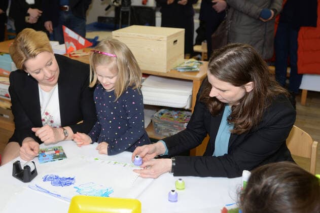 Hamburg, der 21.02.2020 Bundesfamilienministerin Franziska Giffey und Familiensenatorin Melanie Leonhard überzeugen sich bei einem Rundgang durch die ASB-Werkstattkita Kirchenhang von den Ergebnissen des Prüfverfahrens, das in dieser Einrichtung bereits durchgeführt wurde. Die kostenlose Kita-Betreuung erlebt in Hamburg regen Zulauf: Mehr Kinder denn je sind in einer Kita. Neben dem umfangreichen Ausbau von Betreuungskapazitäten widmet sich der Senat zugleich der kontinuierlichen Verbesserung der Qualität unter anderem durch Verbesserungen des Fachkraftschlüssels. Mit dem 2019 vorgestellten Kitaprüfverfahren werden die Qualitätsstandards in Kitas erstmals regelhaft und anlassunabhängig überprüft. Das gemeinsam mit den Kita-Trägern vereinbarte Verfahren wird sukzessive in den kommenden Jahren alle Einrichtungen in Hambur