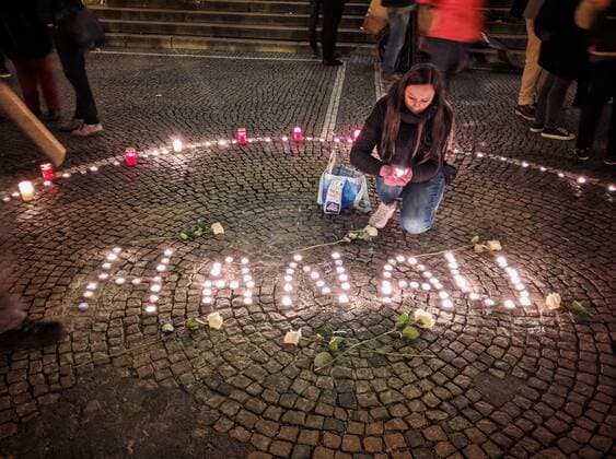 February 21, 2020, Munich, Bavaria, Germany: Demonstrators at Munich s Odeonsplatz hold a memorial and light candles for the victims of the Hanau right-extremist terror attack that claimed the lives of ten people at a shisha bar. Munich Germany - ZUMAb160 20200221_zbp_b160_001 Copyright: xSachellexBabbarx