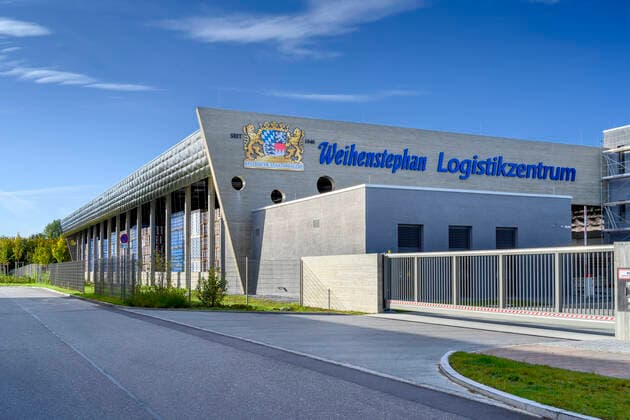 Logistics centre of the Bavarian State Brewery Weihenstephan in the Freising industrial estate, Bavaria, Germany 1098001069