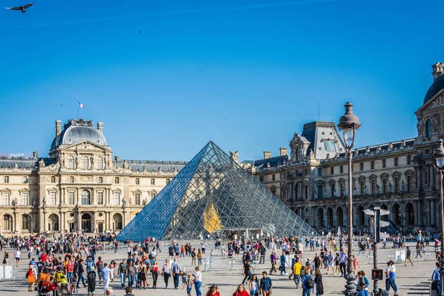 Glass pyramid in the courtyard of the famous Louvre in Paris 1092500208