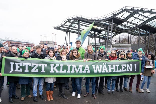 Fridays for Future - Wahlkampf die GRÜNEN mit Robert Habeck, Annalena Baerbock, Katharina Fegebank, , Anna Gallina, Michael Kellner, Anjes Tjarks, Martin Bill, Mareike Engels - Bürgerschaftswahl 2020 Hamburg - Aktion am Rande der Demonstration;Fridays for Future - Wahlkampf die GRÜNEN mit Robert Habeck, Annalena Baerbock, Katharina Fegebank, , Anna Gallina, Michael Kellner, Anjes Tjarks, Martin Bill, Mareike Engels - Bürgerschaftswahl 2020 Hamburg - Aktion am Rande der Demonstration, Hamburg Hamburg Deutschland Heiligengeistfeld *** Fridays for Future Election Campaign the GREENS with Robert Habeck, Annalena Baerbock, Katharina Fegebank, Anna Gallina, Michael Kellner, Anjes Tjarks, Martin Bill, Mareike Engels Bürgerschaftswahl 2020 Hamburg Action on the sidelines of the demonstration Fridays for Future Election Campaign the GREENS wit