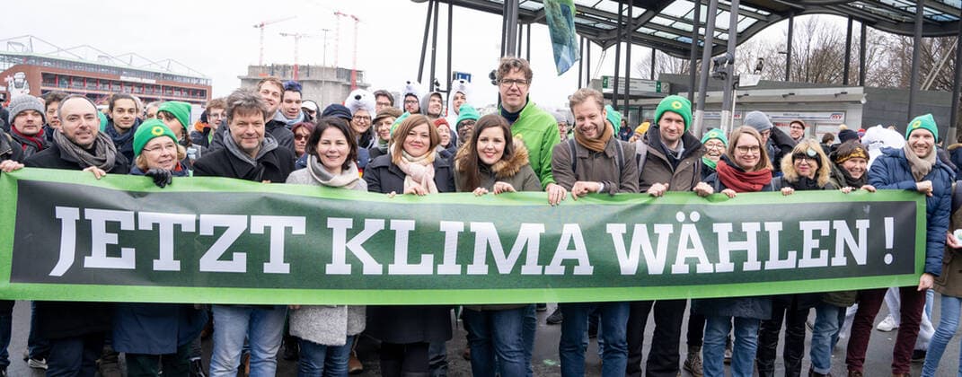 News Bilder des Tages Fridays for Future - Wahlkampf die GRÜNEN mit Robert Habeck, Annalena Baerbock, Katharina Fegebank, , Anna Gallina, Michael Kellner, Anjes Tjarks, Martin Bill, Mareike Engels - Bürgerschaftswahl 2020 Hamburg - Aktion am Rande der Demonstration;Fridays for Future - Wahlkampf die GRÜNEN mit Robert Habeck, Annalena Baerbock, Katharina Fegebank, , Anna Gallina, Michael Kellner, Anjes Tjarks, Martin Bill, Mareike Engels - Bürgerschaftswahl 2020 Hamburg - Aktion am Rande der Demonstration, Hamburg Hamburg Deutschland Heiligengeistfeld *** Fridays for Future Election Campaign the GREENS with Robert Habeck, Annalena Baerbock, Katharina Fegebank, Anna Gallina, Michael Kellner, Anjes Tjarks, Martin Bill, Mareike Engels Bürgerschaftswahl 2020 Hamburg Action on the sidelines of the demonstration Fridays for Future Election Campaign the GREENS wit
