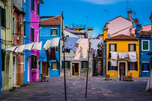 Colourful houses on the fishing island Burano in the lagoon of Venice 1092500078