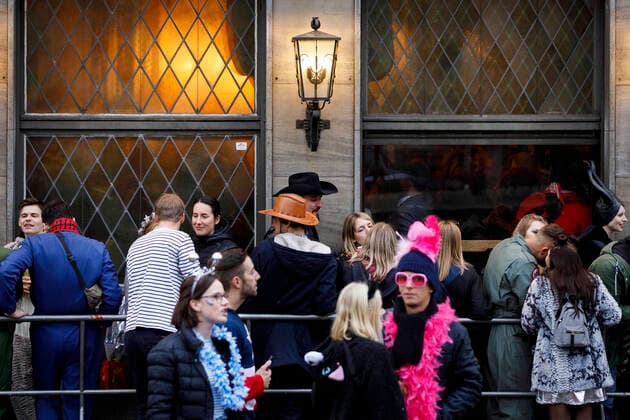 Crowd control in front of a pub at the street carnival on the Luxemburger Straße Cologne, 21 02 2020 Foto:xC.xHardtx xFuturexImage