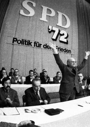 Kundgebung der SPD fuer die Ratifizierung der Ostvertraege 1972 DEU, Deutschland, Dortmund: Die Kundgebung der SPD fuer die Ratifizierung der Ostvertraege am 23.4.1972 in der Westfalenhalle in Dortmund..v.l.n.r , Guether Grass, Herbert Wehner, Heinz Kuehn. N.N. DEU, Germany, Dortmund: The rally of the SPD for the ratification of the Eastern Treaties on 23.4.1972 in the Westfalenhalle in Dortmund. NRW