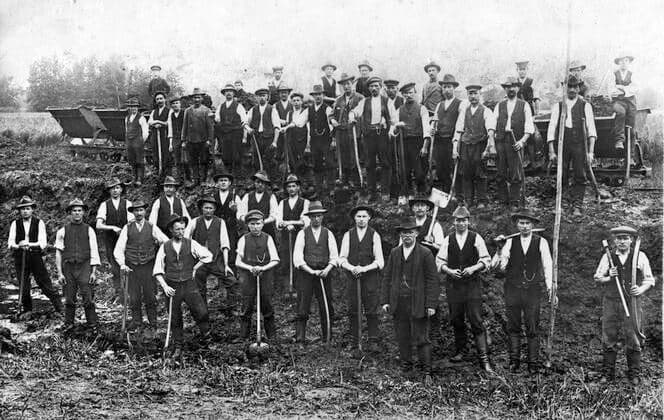 Group picture, construction worker with shovels, probably road construction, 1920s, exact place unknown, Germany, Europe Copyright: imageBROKER/our-planet.berlin iblhek04640689.jpg