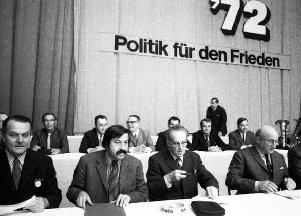 Kundgebung der SPD fuer die Ratifizierung der Ostvertraege 1972 DEU, Deutschland, Dortmund: Die Kundgebung der SPD fuer die Ratifizierung der Ostvertraege am 23.4.1972 in der Westfalenhalle in Dortmund..v.l.n.r Werner Figgen, Guether Grass, Herbert Wehner, Heinz Kuehn DEU, Germany, Dortmund: The rally of the SPD for the ratification of the Eastern Treaties on 23.4.1972 in the Westfalenhalle in Dortmund. NRW