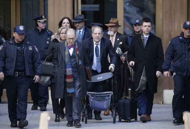 2020 Bilder des Jahres, Entertainment 02 Februar Entertainment Themen der Woche KW08 American film producer Harvey Weinstein exits Manhattan Supreme Court after day 4 of deliberations in his rape trial on Friday, February 21, 2020 in New York City. A jury of seven men and five women began deliberating Tuesday after weeks of testimony. Weinstein has pleaded not guilty to charges of assaulting two women, and faces life in prison if convicted.  NYP20200221101 JOHNxANGELILLO