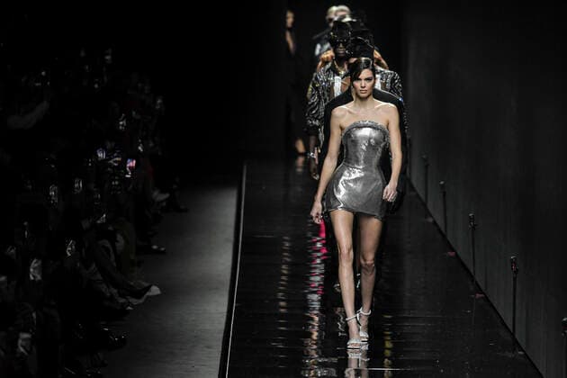 2020 Bilder des Jahres, Entertainment 02 Februar Entertainment Themen der Woche KW08 Entertainment Bilder des Tages Milan, Milan Fashion Week, Women Fall Winter 2020. Milan, Women s Fashion, Autumn Winter 2020. Versace catwalk Pictured: Kendal Jenner  Copyright: xRiccardoxGiordanox xIPAx xFotosickix